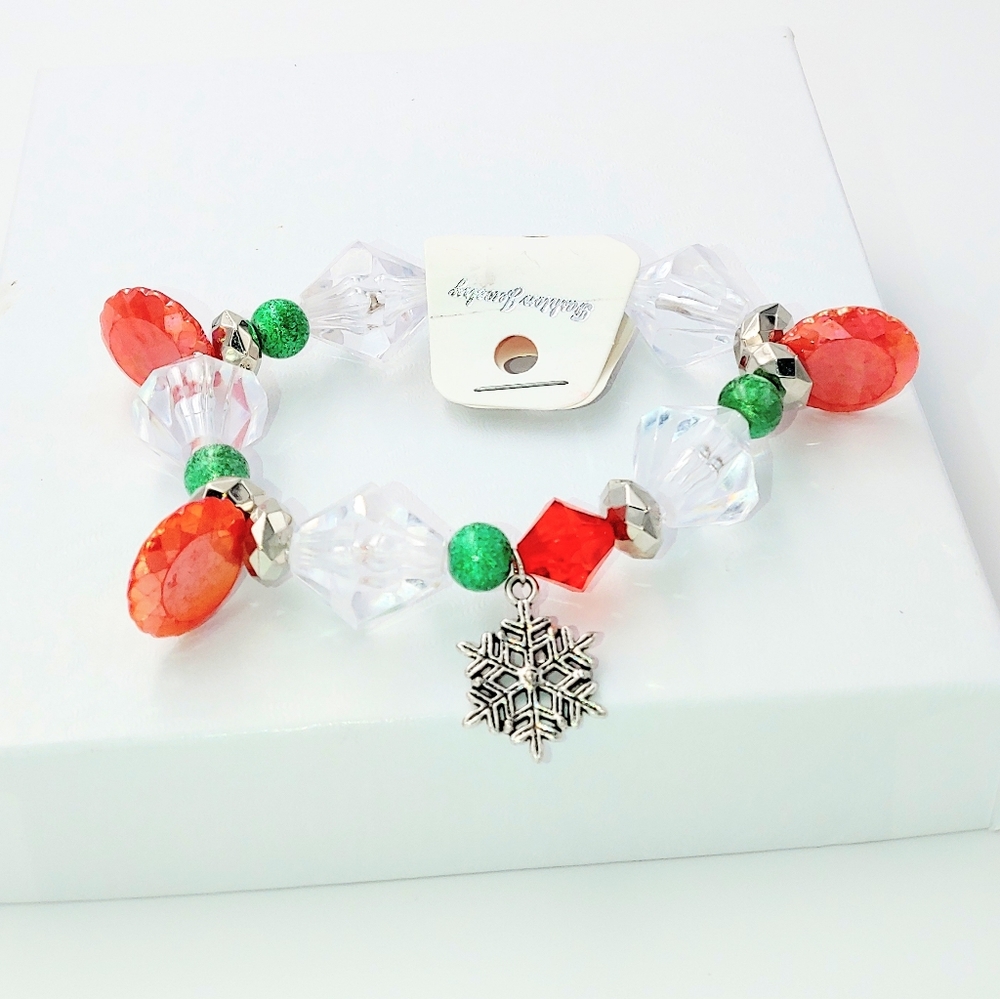 261C86 Sparkling Red & Green Bracelet w/ Sparkling Snowflake Charm